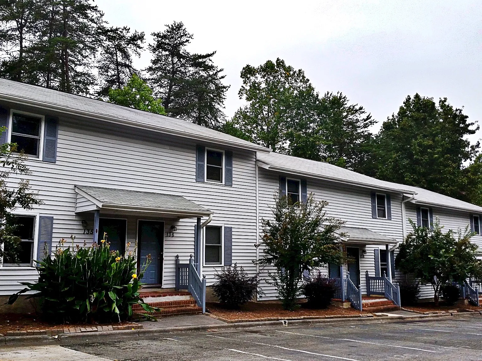 2 bed, 1.5 bath, 995 sqft, $1,025 — Photo 2