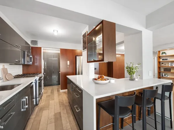 1025 5th Avenue image 3 of 5