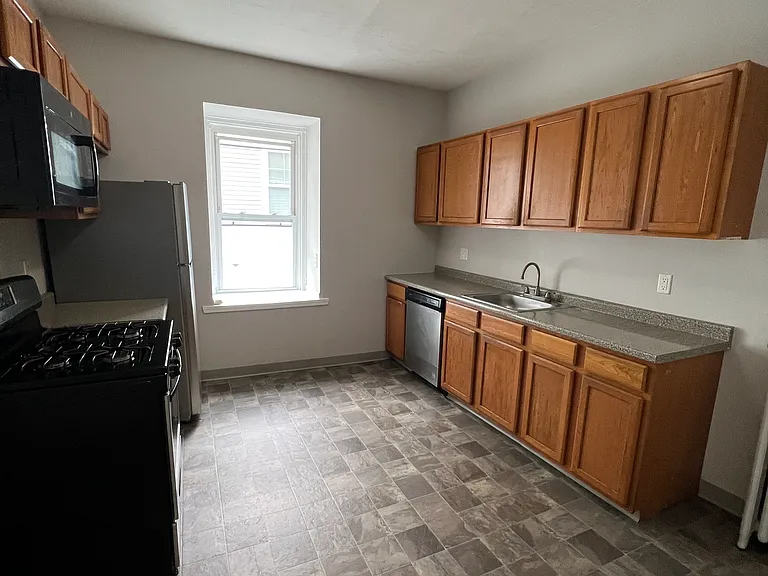 172 Bigelow St — Photo 1