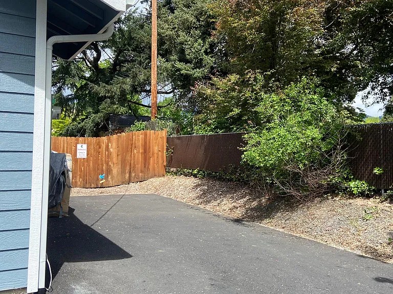 1426 SE Rogue Dr #C — Photo 7