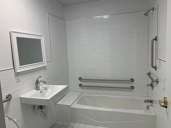 4th image of 10 Saint Casimir Ave
