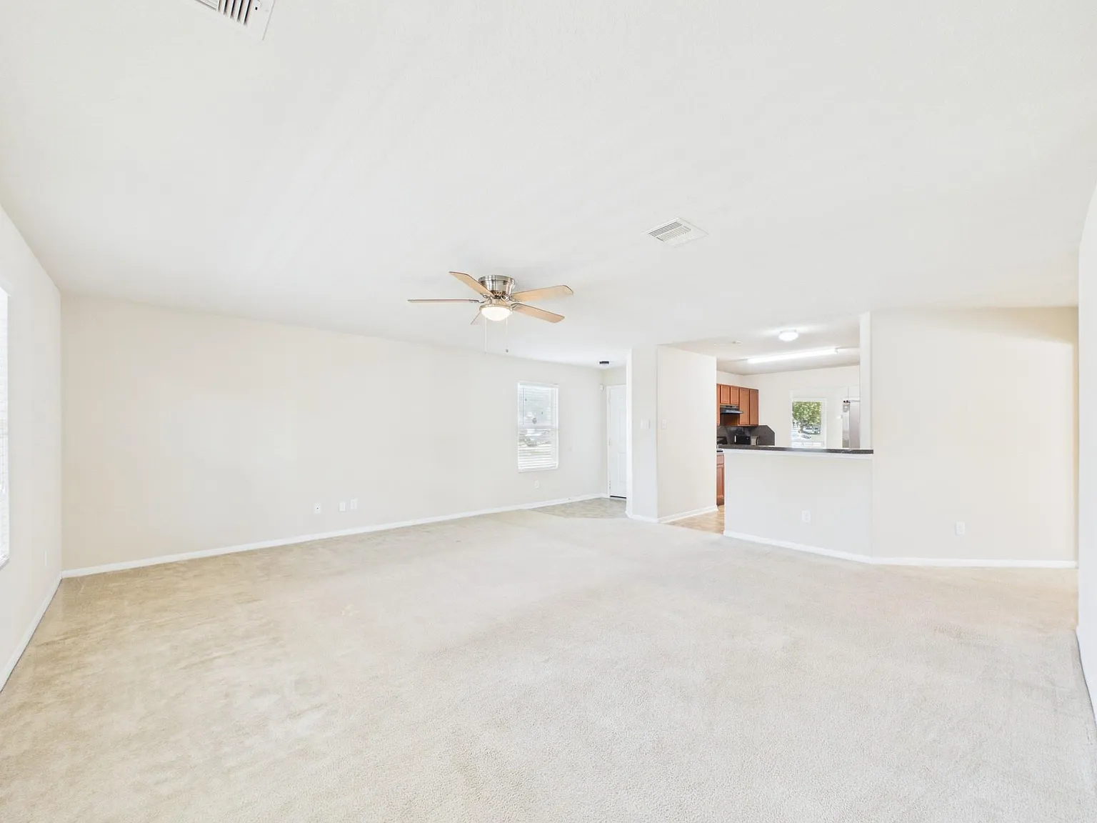 4 bed, 2.5 bath, 2384 sqft, $2,350 — Photo 3