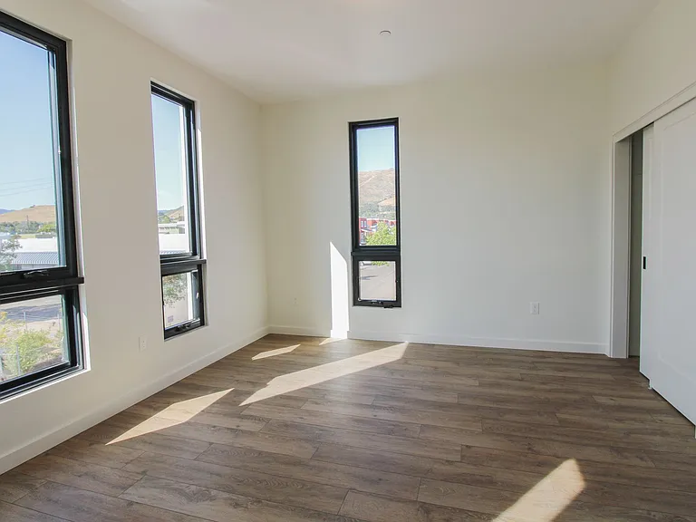 Newly Built Luxury Apartments in San Luis Obispo "Little Italy" — Photo 26