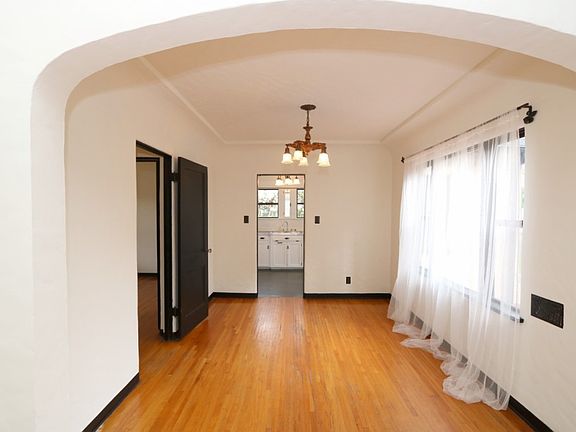 3rd image of 1021 E Cypress Ave