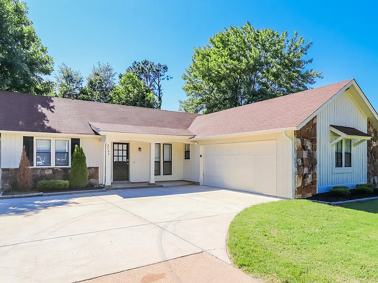 2705 Van Leer Dr — Photo 3