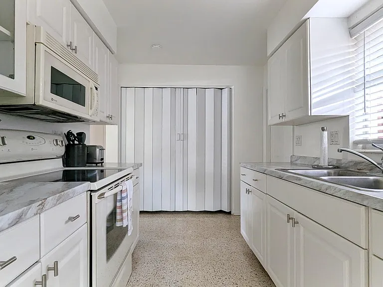 2846 W Tamiami Cir — Photo 12