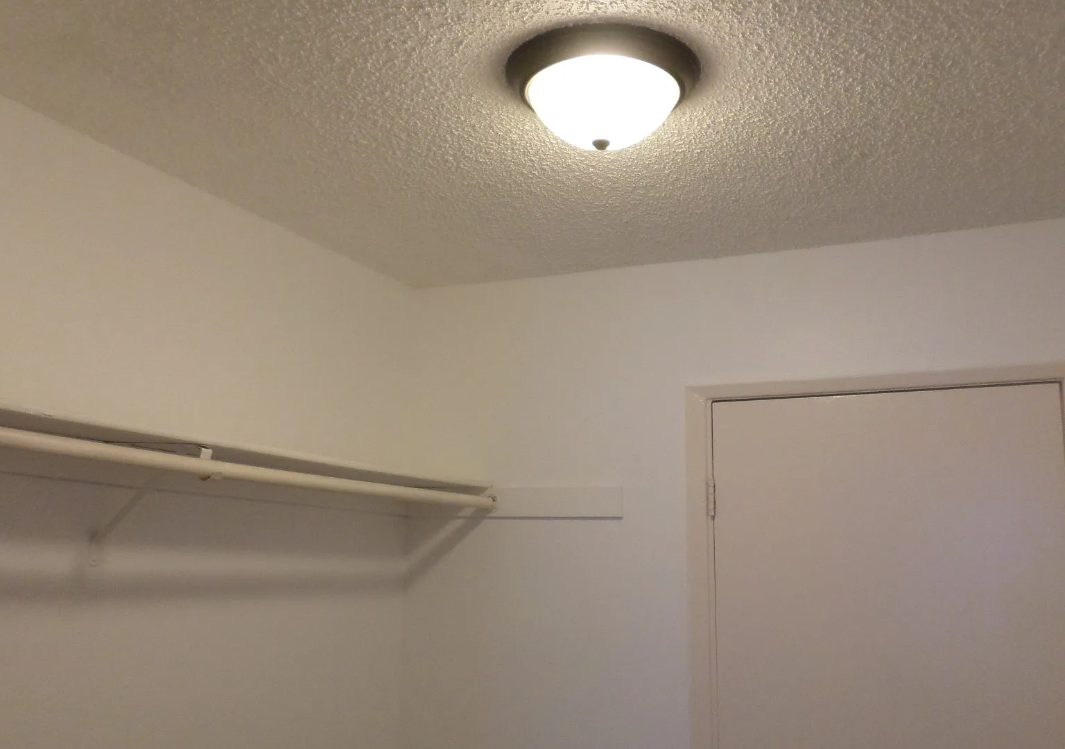 Very Large One Bedroom One Bathroom Apartment — Photo 2
