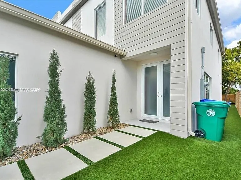 3445 SW 14th St #3445 — Photo 2