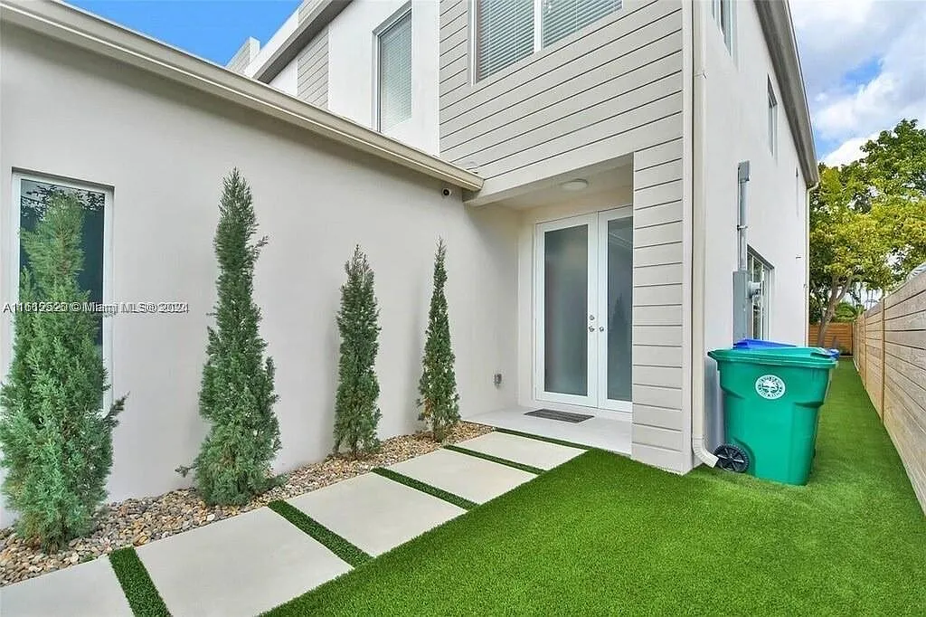 Building Photo - 3445 SW 14th St #3445