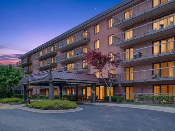 6443 Clarendon Hills Rd APT 305A, Willowbrook, IL 60527