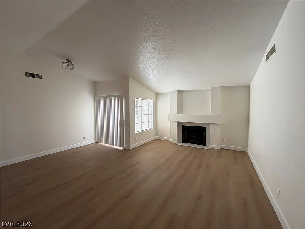 3 bed, 2.0 bath, 1493 sqft, $1,900 — Photo 3