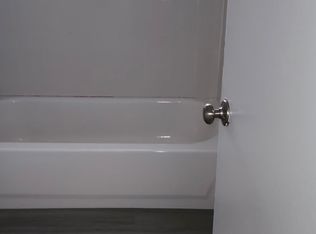 30 Middleneck Rd #2R, Roslyn, NY 11576