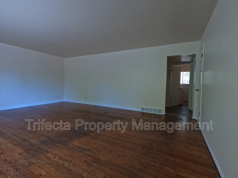 1125 Peterson St — Photo 3