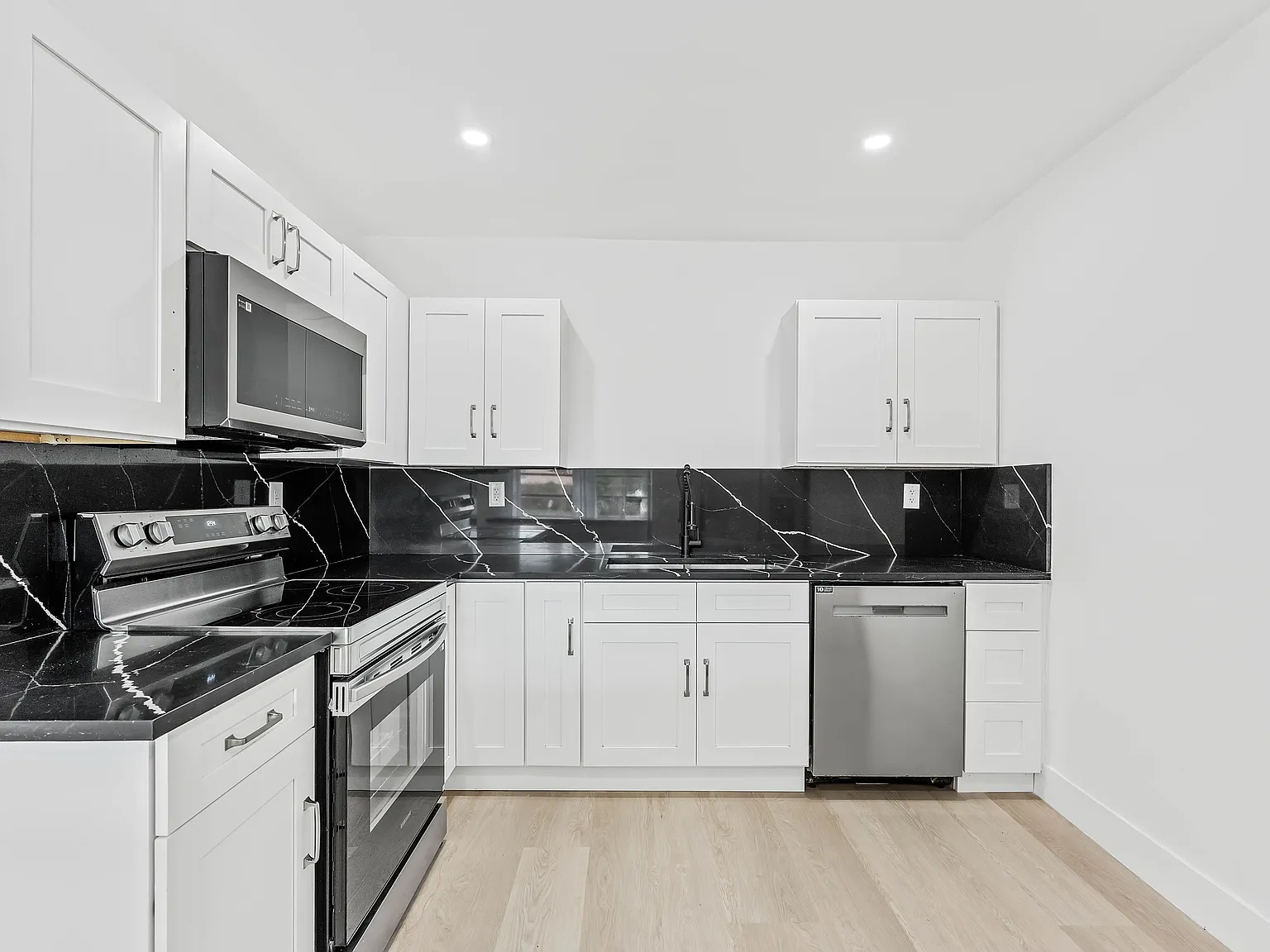 3 bed, 1383 sqft, $3,200 — Photo 3