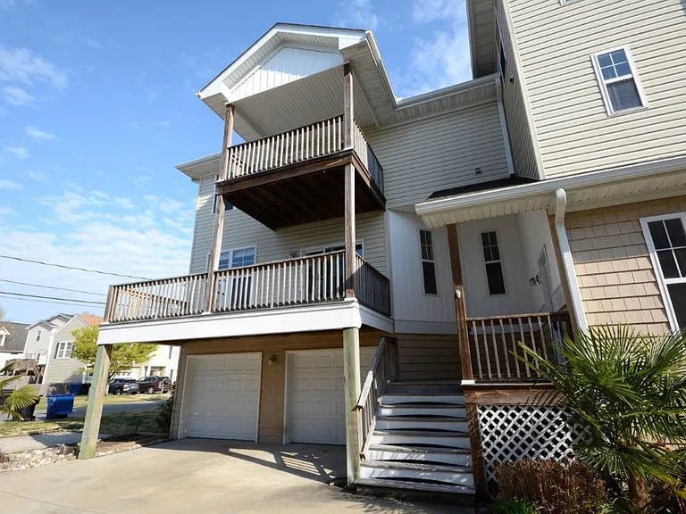2216 E Berrie Cir — Photo 3