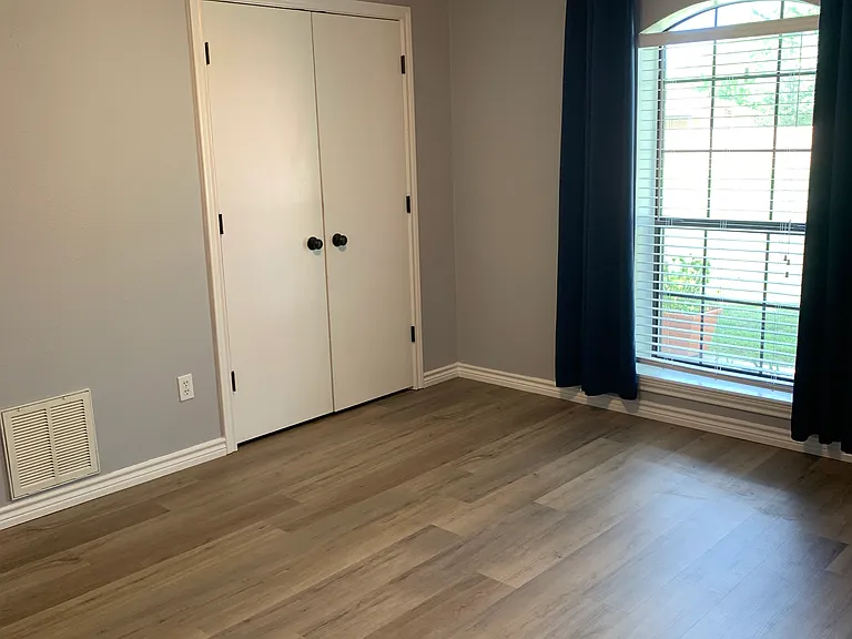 Middle Room/ Office