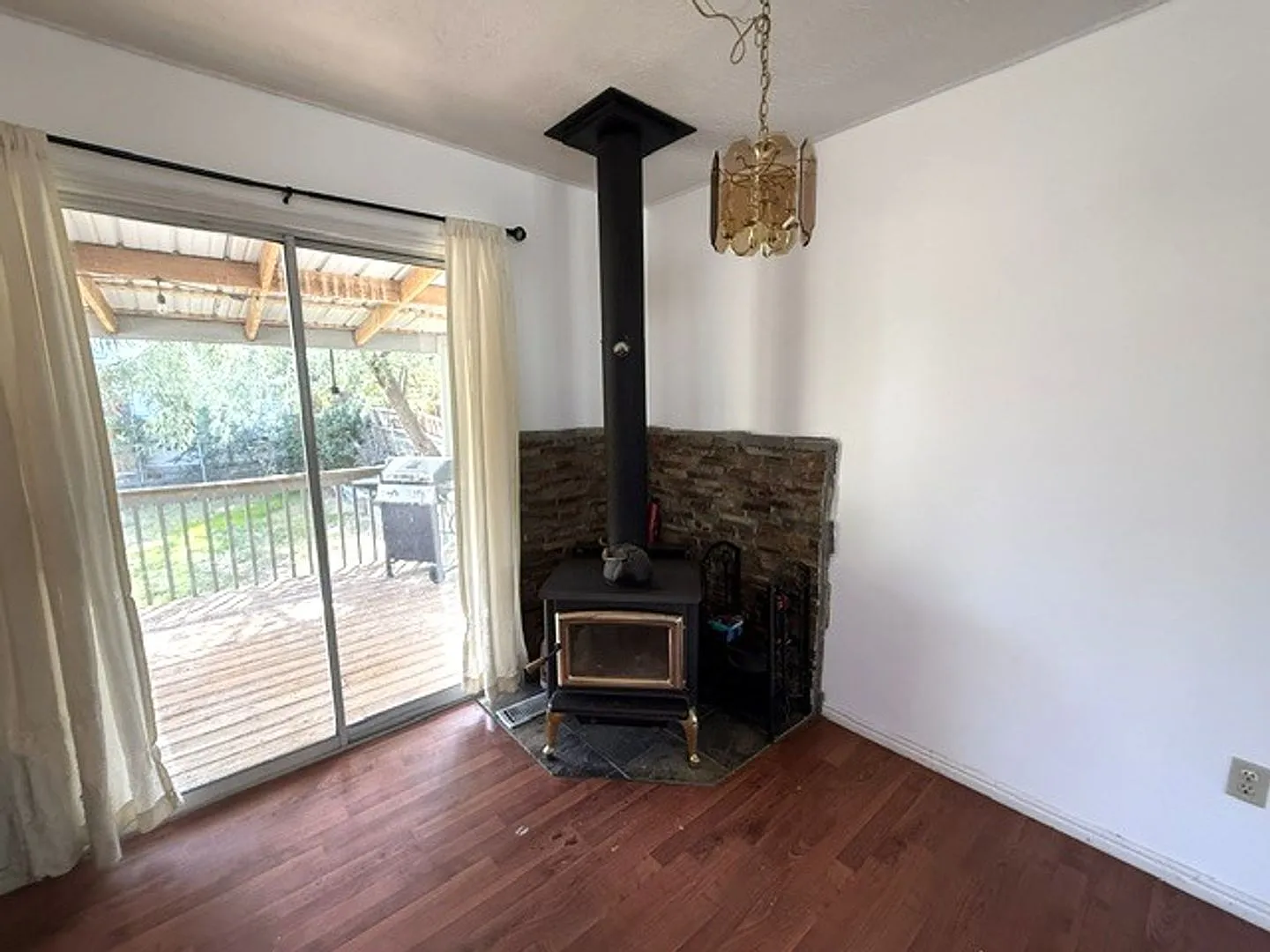 3-bedroom home with garage and large yard in Elko — Photo 4