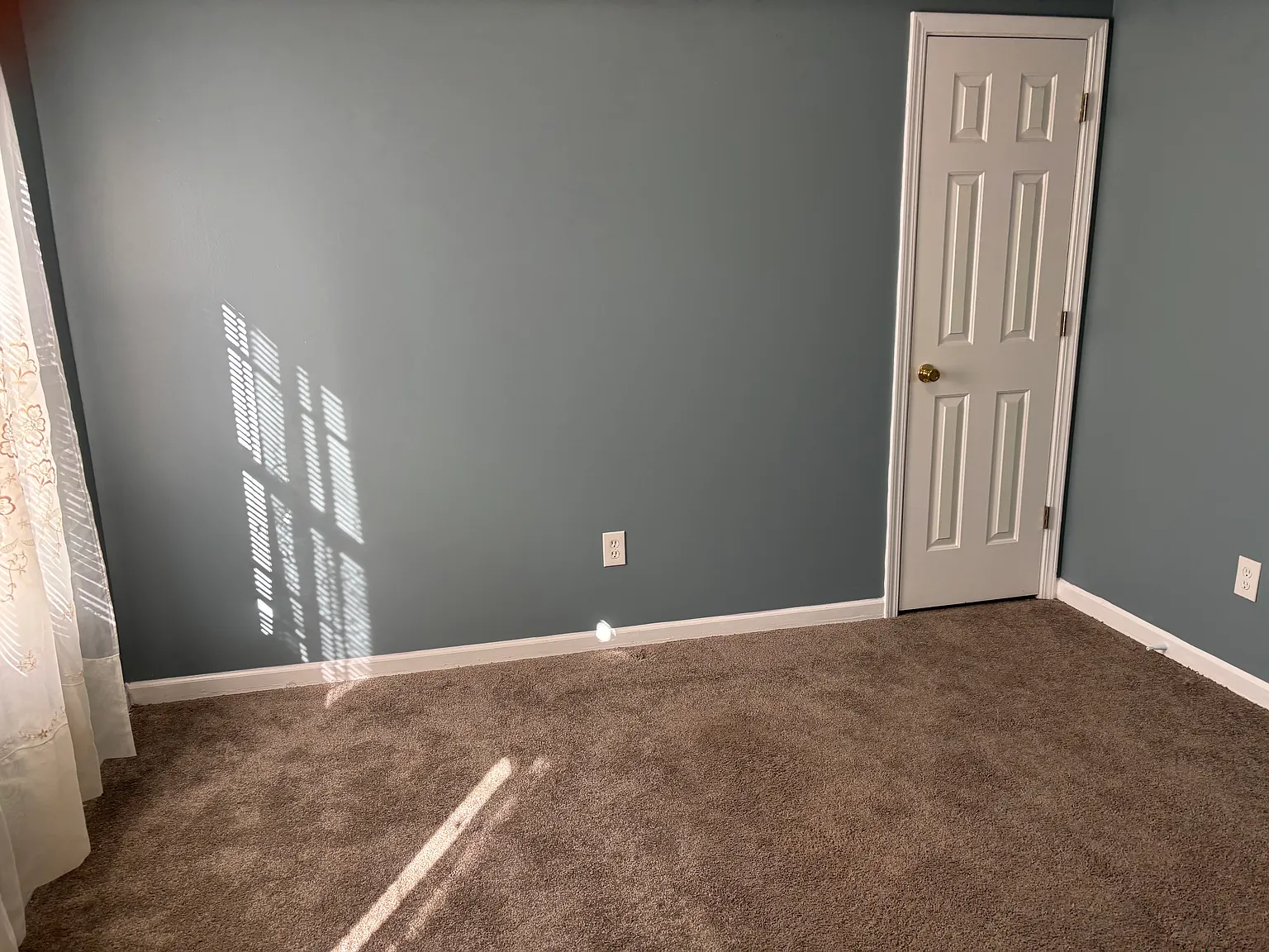 4 bed, 2.5 bath, 2862 sqft, $550 — Photo 2