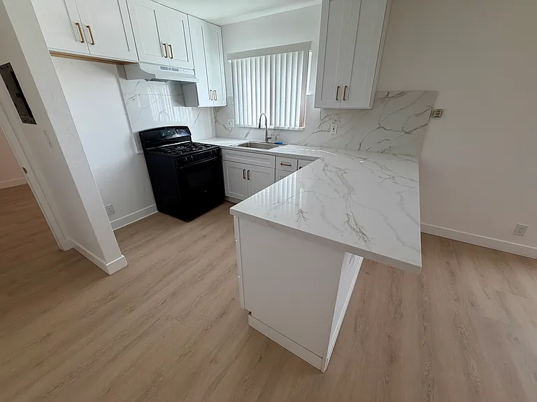 13334 Vanowen St #5 — Photo 6