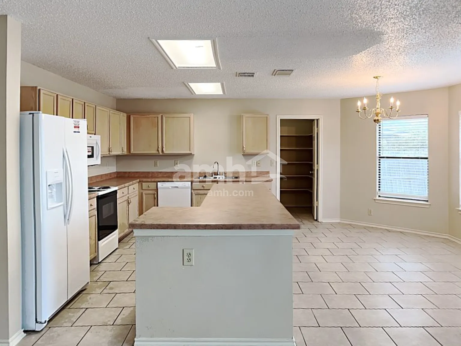 4 bed, 2.5 bath, 2576 sqft, $2,225 — Photo 3