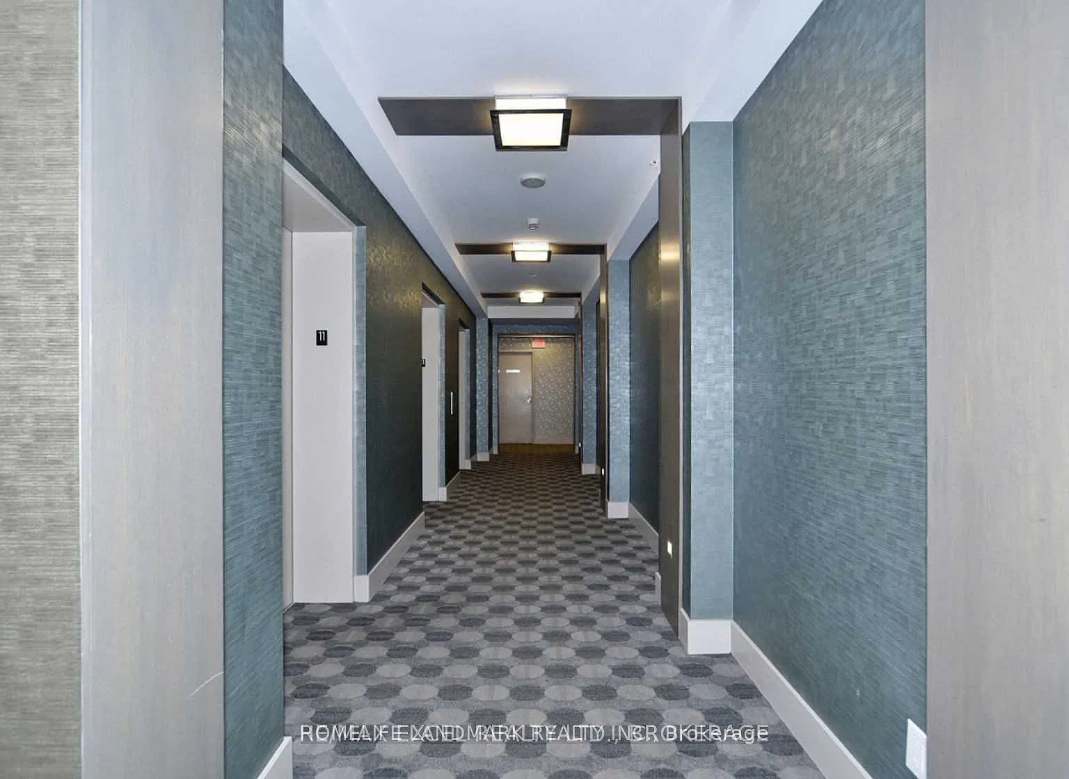 7167 Yonge St — Photo 2