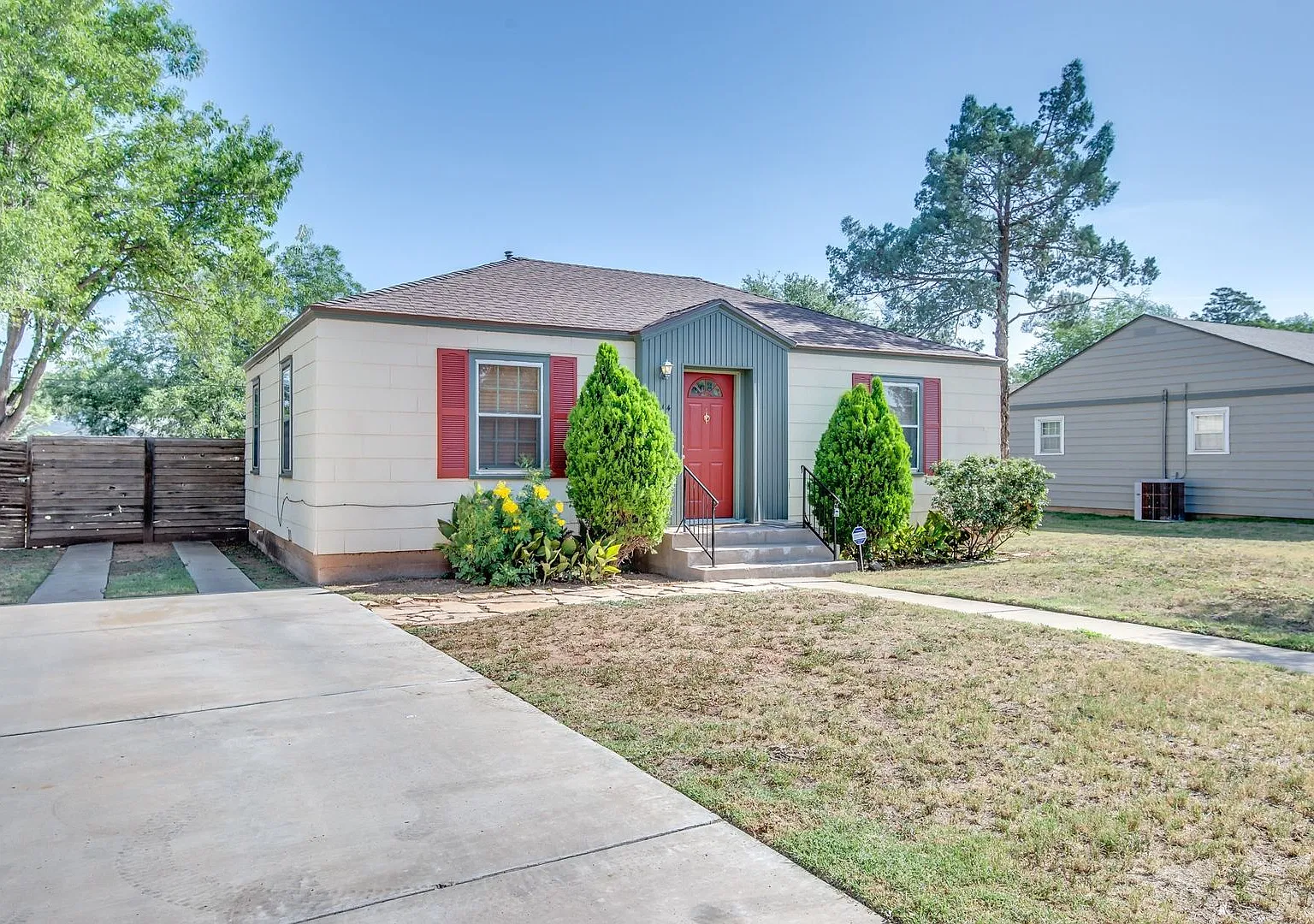 Cute Cottage Style 2 Bedroom Home Located in the Heart of Lubbock! — Photo 2
