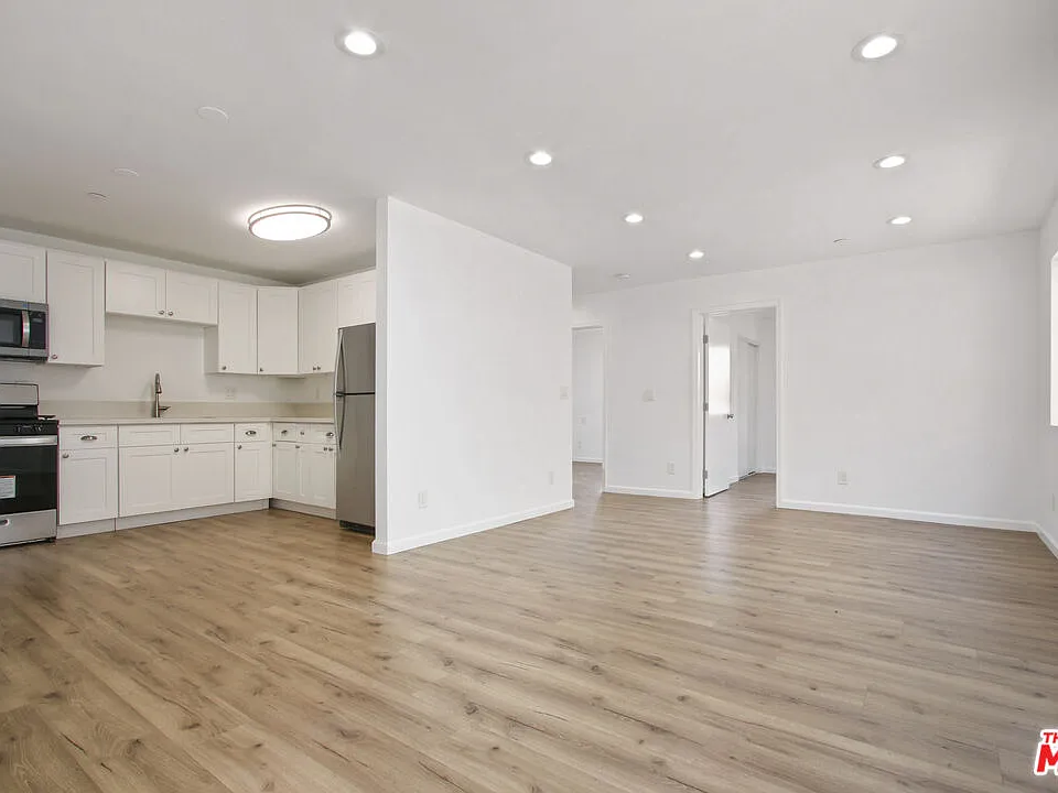649 W 92nd St