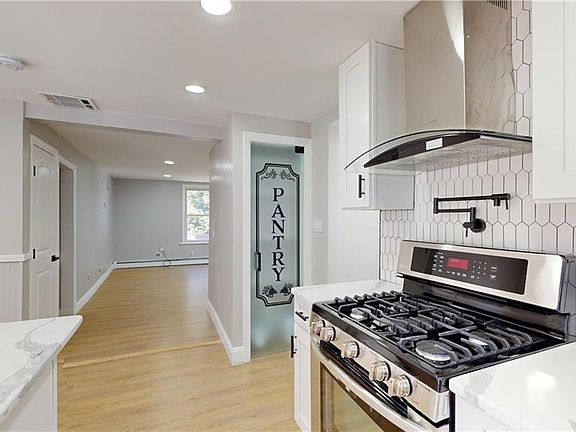 4th image of 209 W Main St