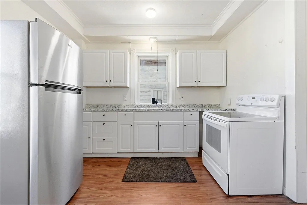 2 bed, 1.0 bath, 1000 sqft — Photo 3