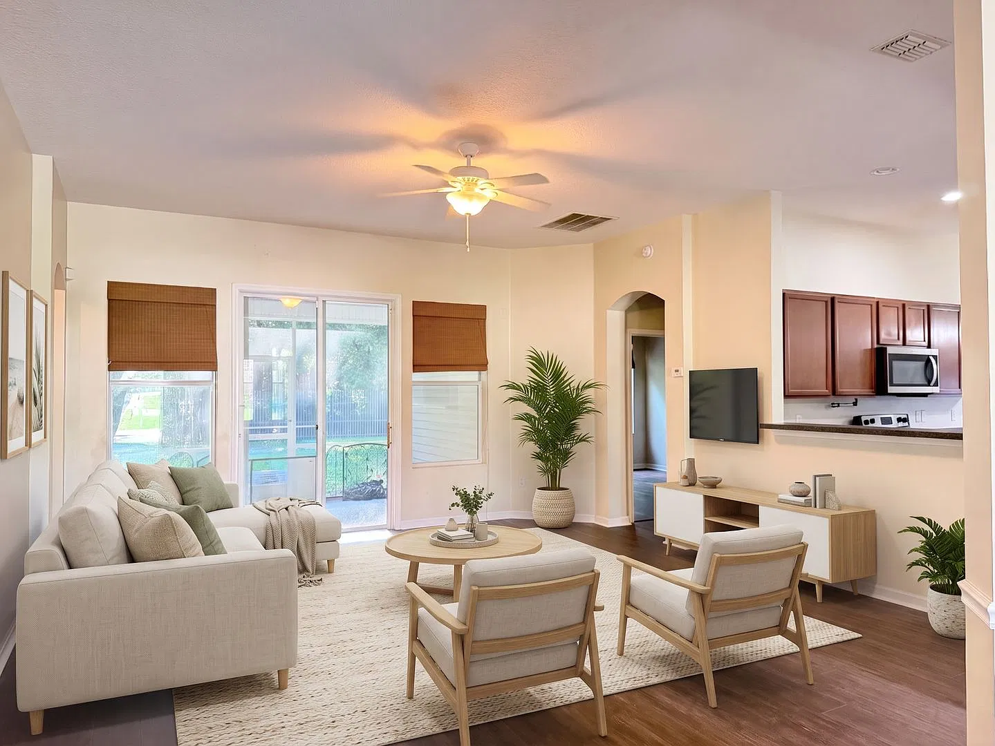 Great location 4/2 Fenced and spacious - Easy commute to Airport, Downtown, military bases, beach... — Photo 3
