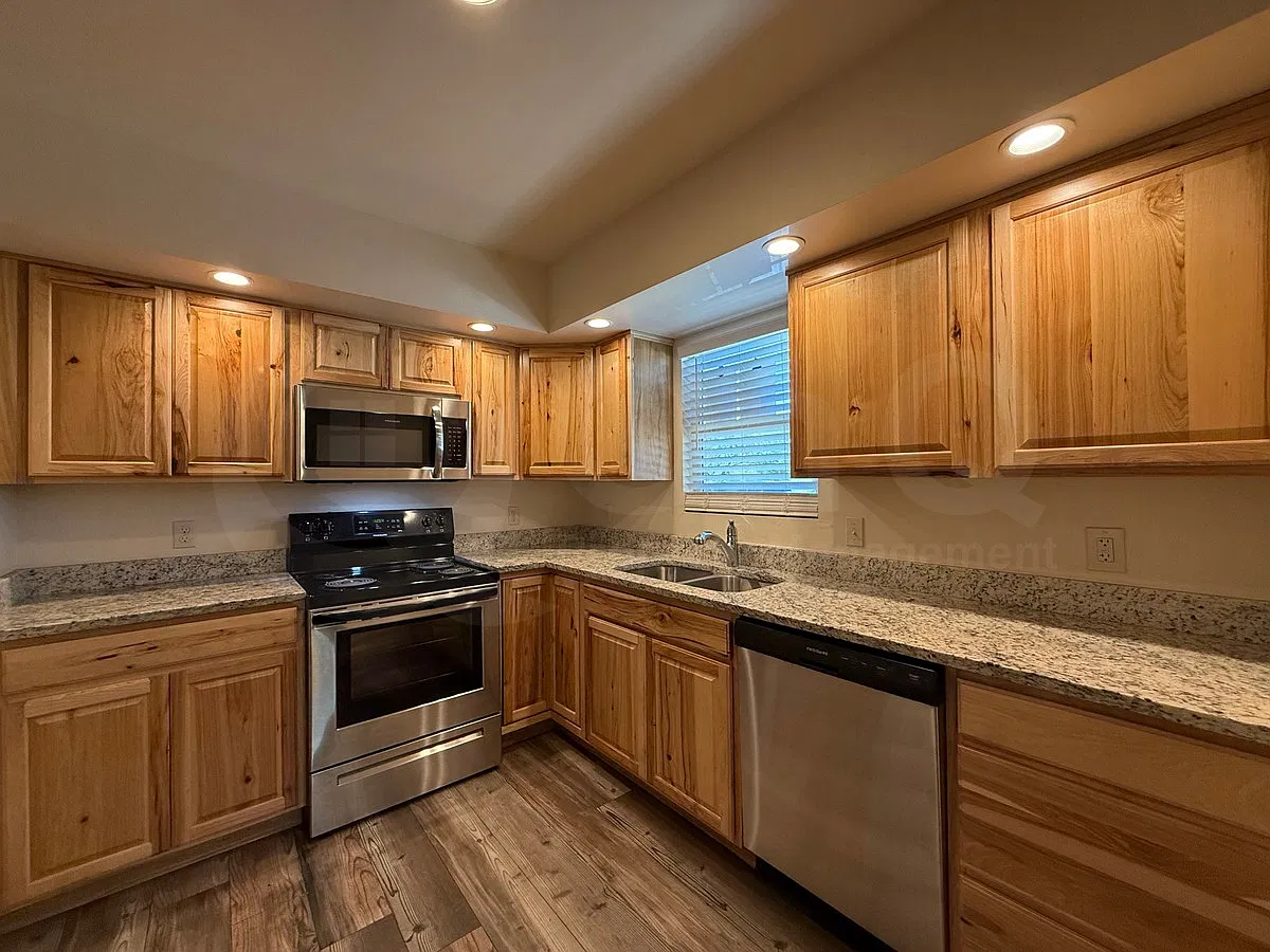 3 bed, 2.5 bath, 1200 sqft, $1,595 — Photo 3