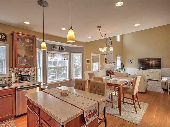 5th image of 76 Evan Ln