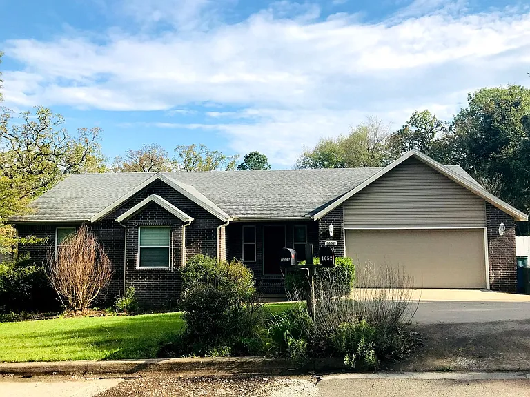 1652 W Cedar St — Photo 1