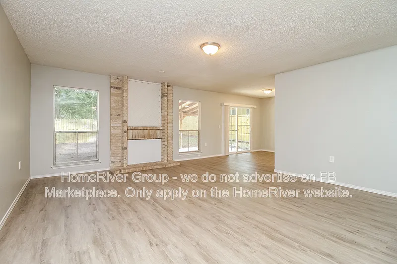 4 bed, 2.5 bath, 2390 sqft, $2,100 — Photo 2