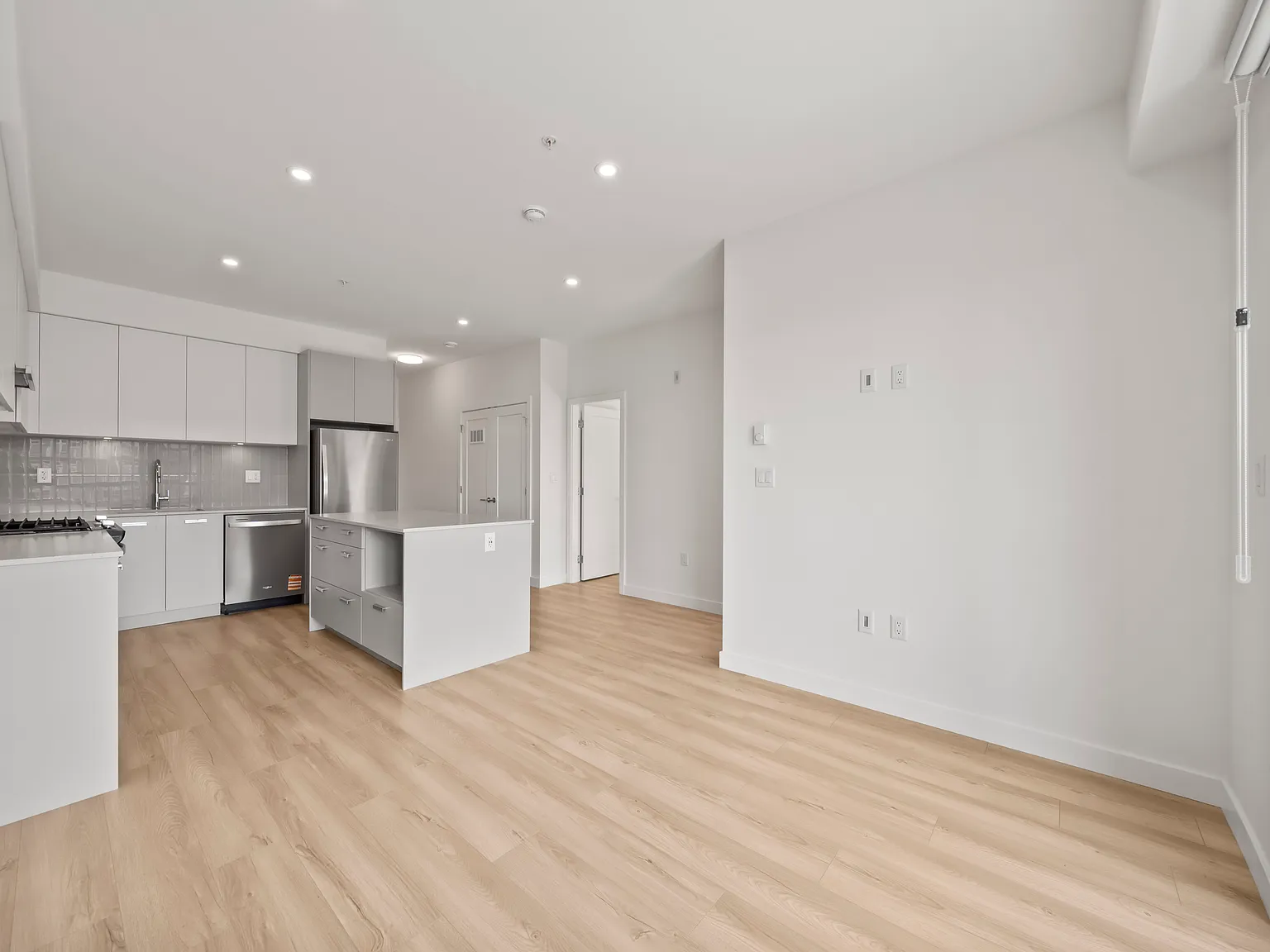 2 bed, 840 sqft, $2,350 — Photo 2