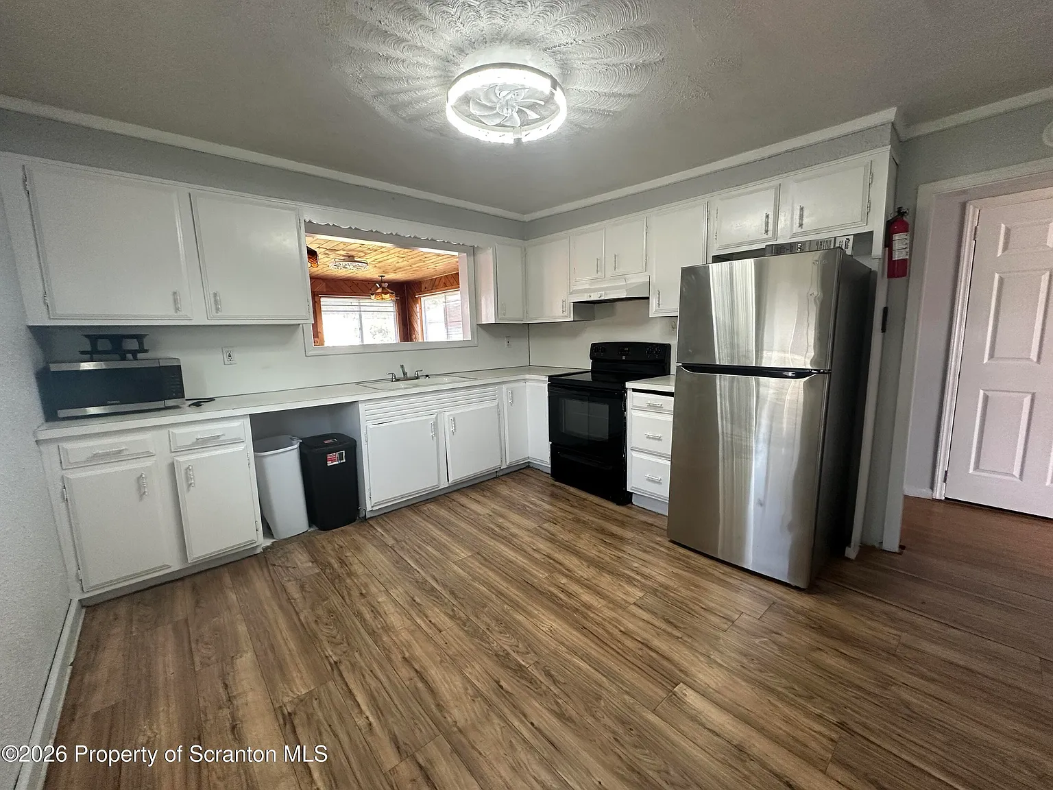 3 bed, 1.0 bath, 1660 sqft, $1,750 — Photo 1
