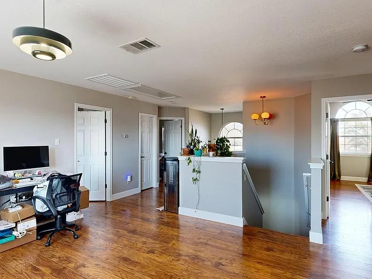 2105 Huxley Ln — Photo 9