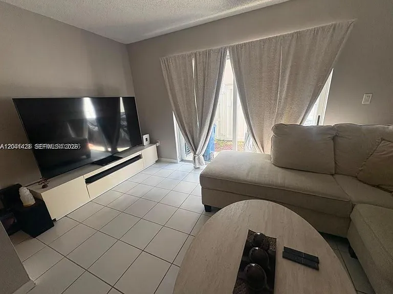 246 Riviera Cir #246 — Photo 2
