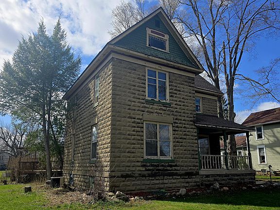 5th image of 622 Maple St