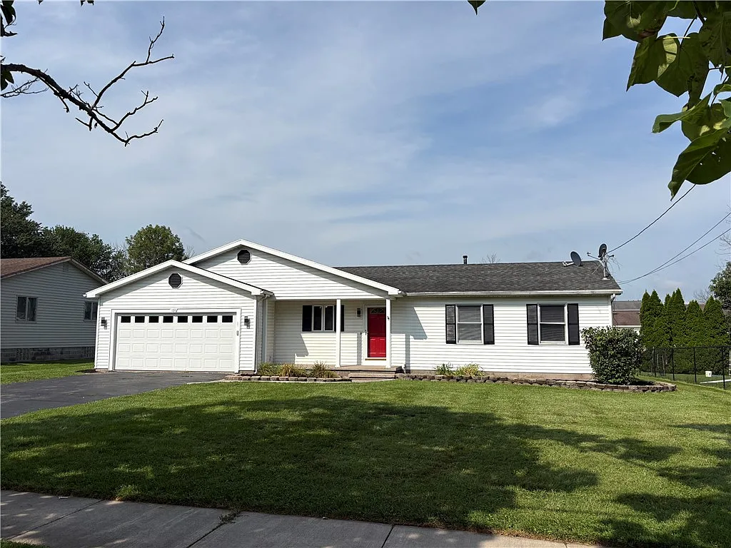 3 bed, 1.0 bath, 1120 sqft, $2,300 — Photo 1