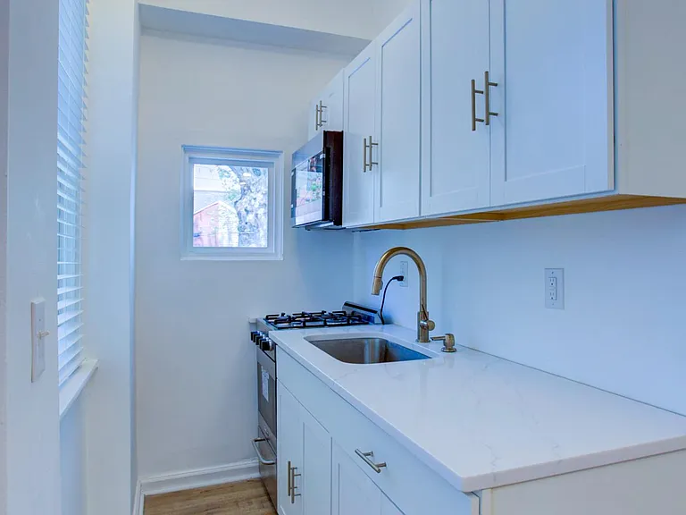 329 E Chestnut St #1 — Photo 22