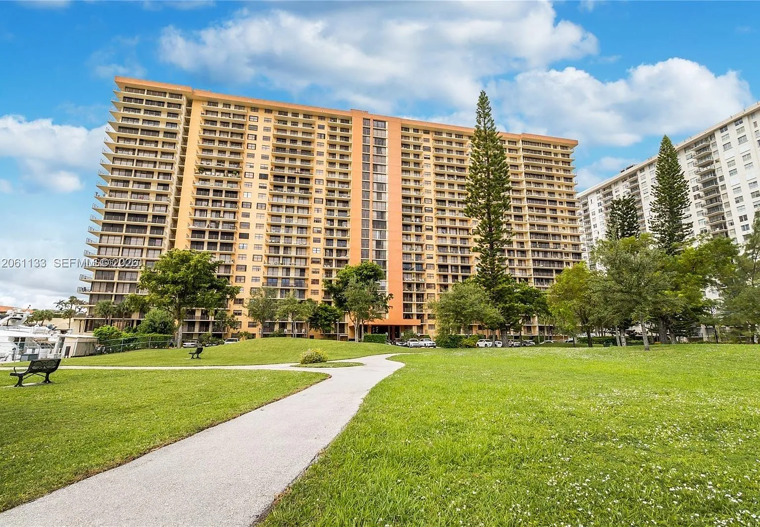 Winston Towers 700 Condo — Photo 2