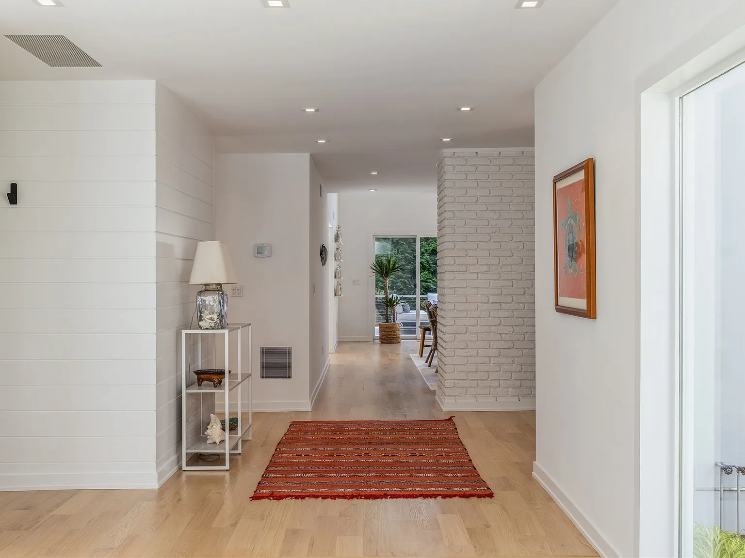 Contemporary Multi Level Home on Picturesque Acre Lot — Photo 4