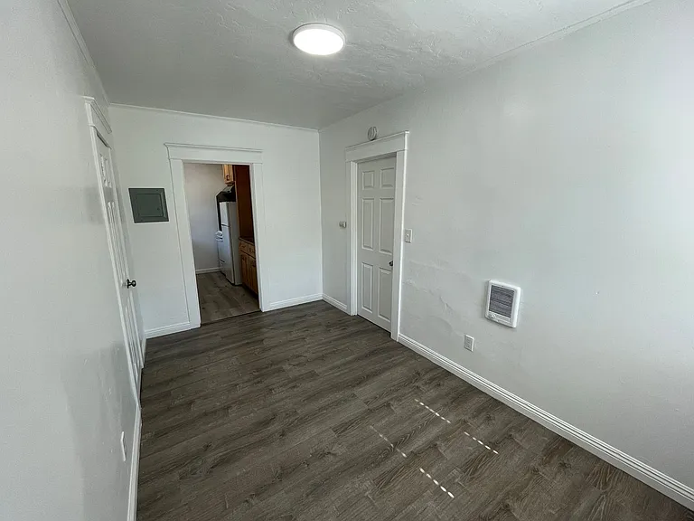 417 W 10th St — Photo 11
