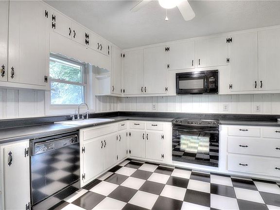 4th image of 366 Robin Ln SE