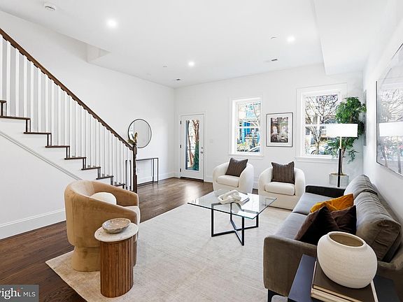 3rd image of 1109 4th St NE