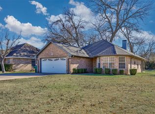 1714 Windsor Dr, Gainesville, TX 76240