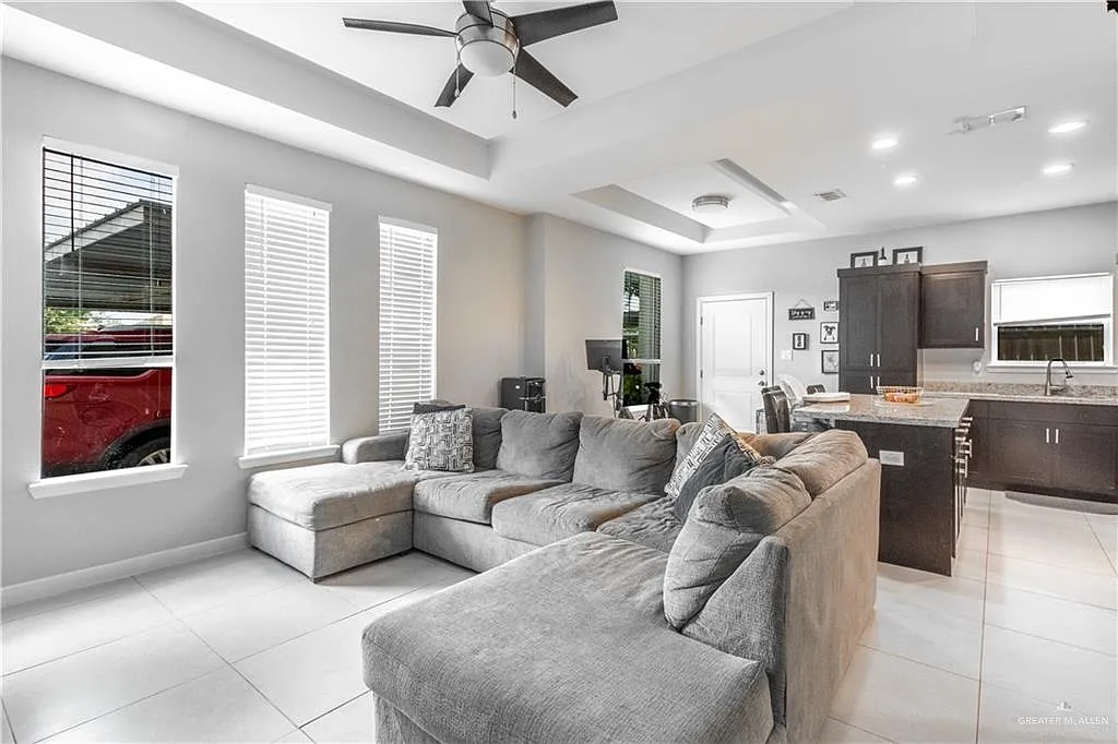 3 bed, 2.0 bath, 4228 sqft, $1,300 — Photo 2