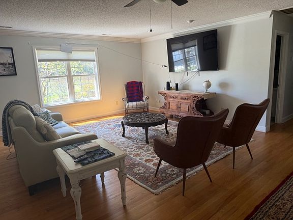 5th image of 512 Greenfield Pl
