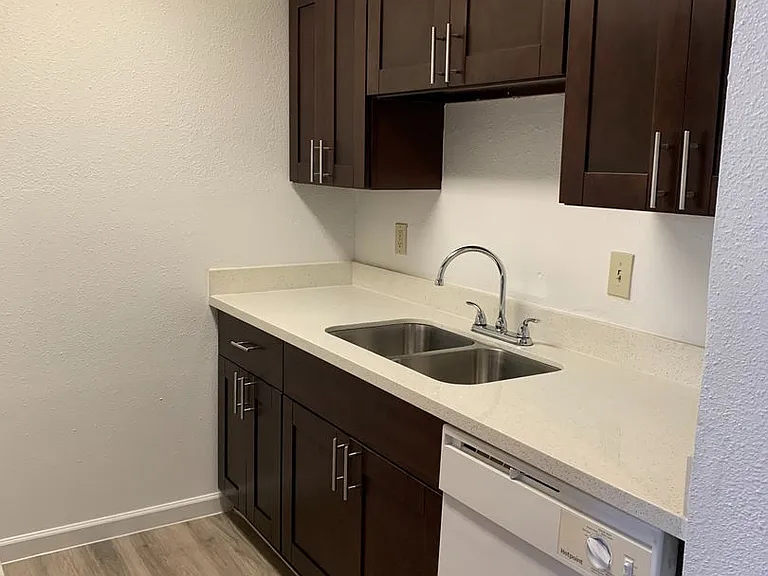 Emerald Cove Apartments — Photo 71